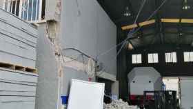 Imagen del muro que ha caído en una nave del Prat de Llobregat y ha dejado dos heridos / BOMBERS DE LA GENERALITAT