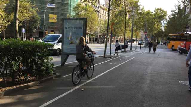 Ciclista en el actual carril bici de Gran Via / RP
