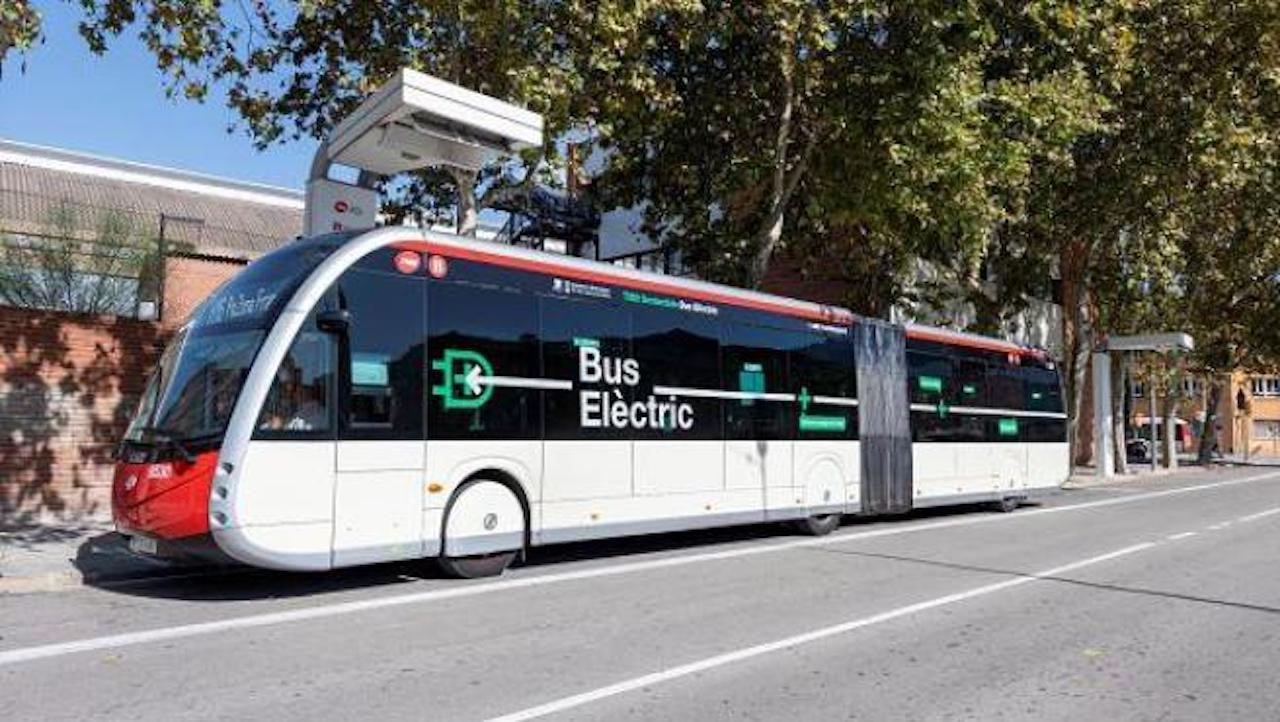 Un bus eléctrico de TMB en una calle de Barcelona / TMB