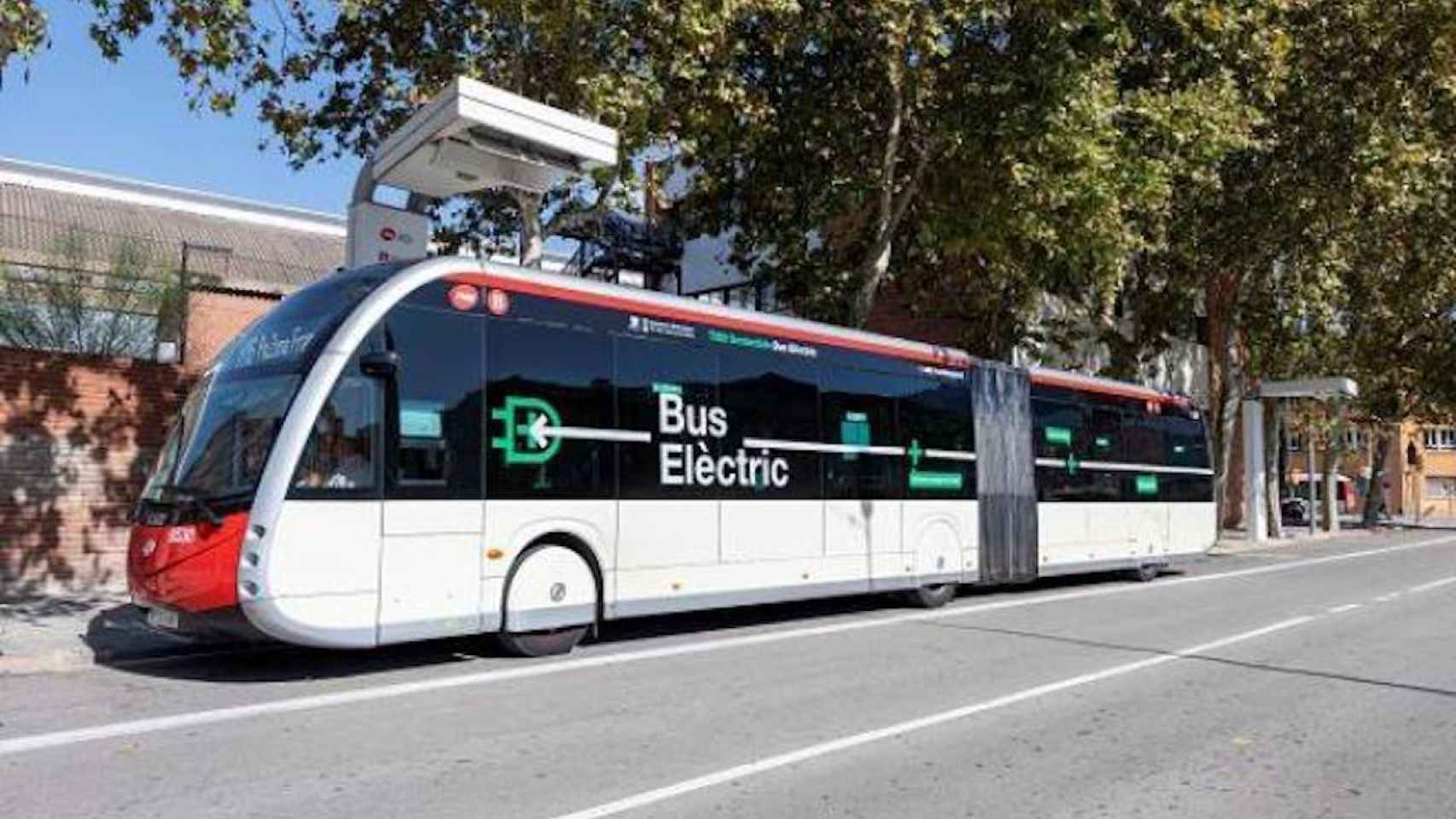 Un bus eléctrico de TMB en una calle de Barcelona / TMB