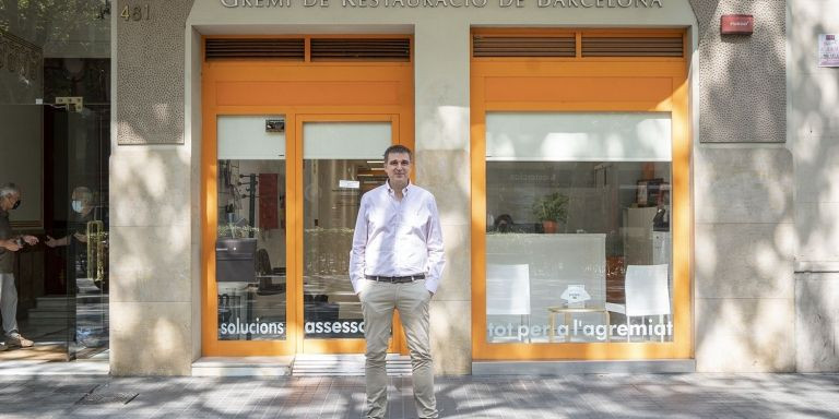 Roger Pallarols, director del 'Gremi de Restauració', delante de las oficinas en la Gran Via / MA (Lena Prieto)
