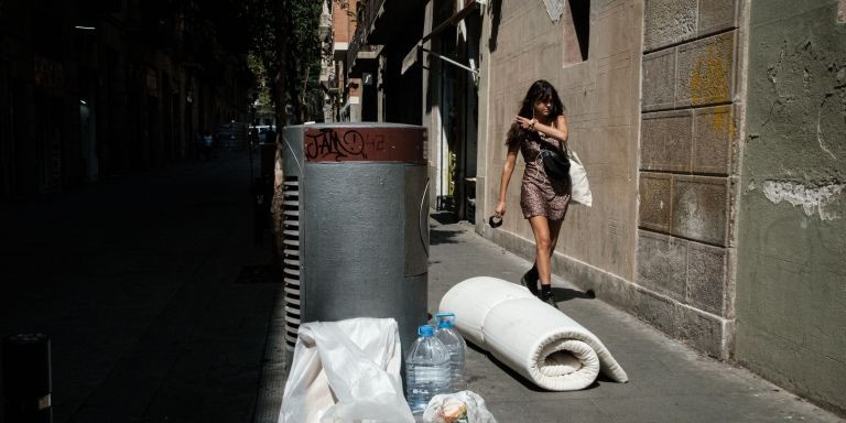 Una mujer pasa junto a unos escombros en Barcelona / PABLO MIRANZO