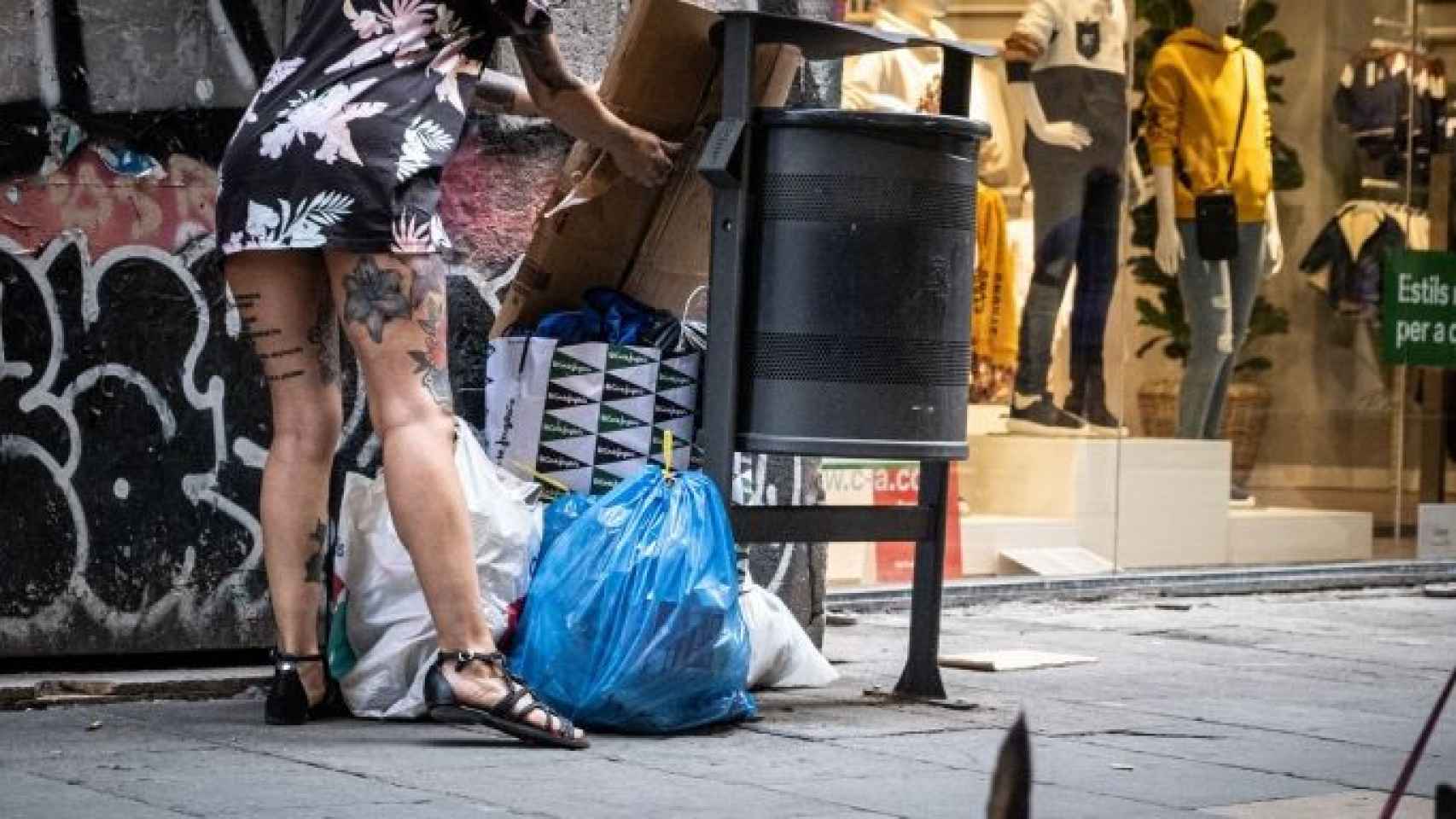 Bolsas de basura, en medio de una calle de Barcelona