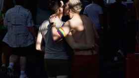 Imagen de archivo de una pareja besándose antes de ser víctima de una agresión homófoba / UNSPLASH