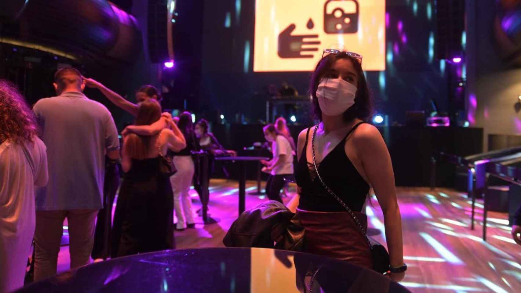 Una joven con mascarilla en el interior de una discoteca / EUROPA PRESS