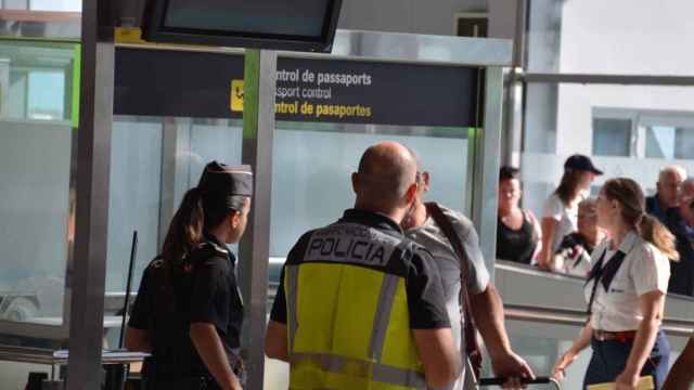 Control de pasaportes de la Policía Nacional en el aeropuerto de Barcelona / EUROPA PRESS