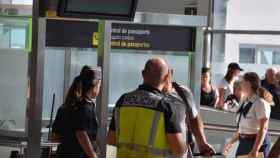 Control de pasaportes de la Policía Nacional en el aeropuerto de Barcelona / EUROPA PRESS