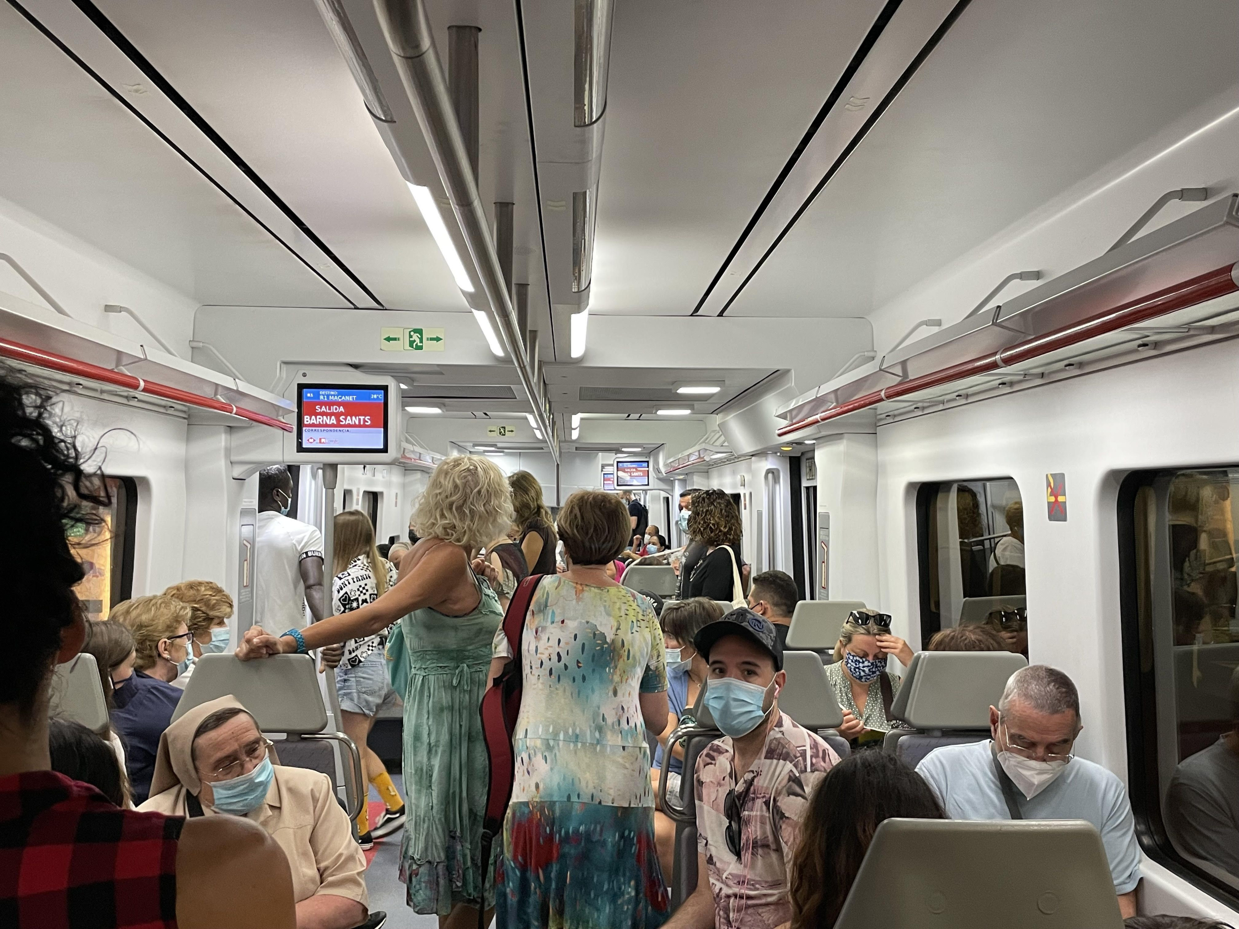 Un tren de la R1 de Rodalies, parado este viernes en Barcelona-Sants por una incidencia / METRÓPOLI