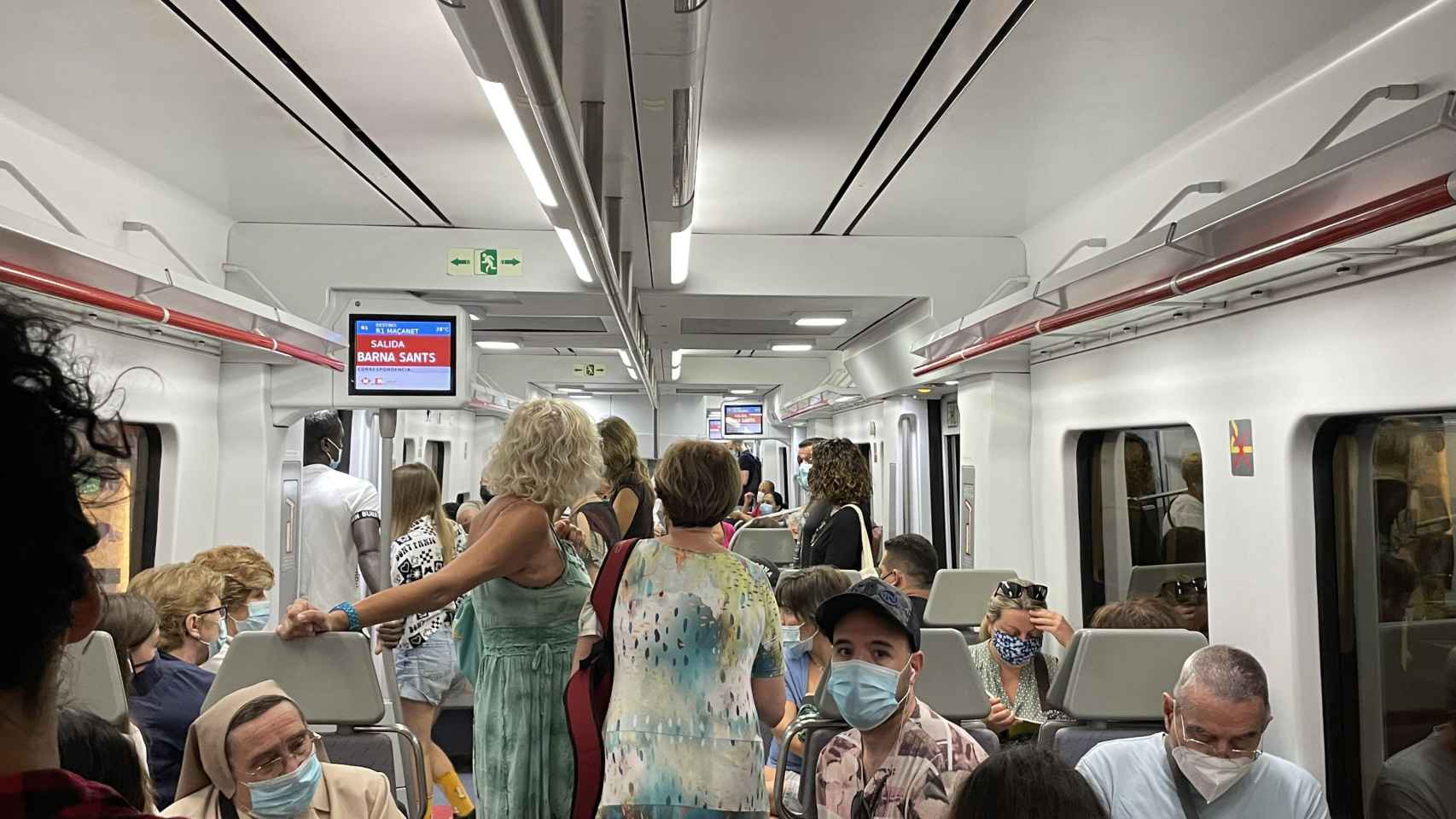 Un tren de la R1 de Rodalies, parado este viernes en Barcelona-Sants por una incidencia / METRÓPOLI