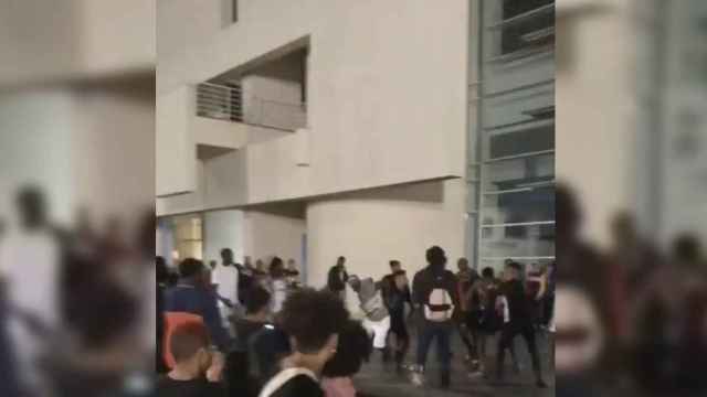 Captura de pantalla del momento de la pelea en el Macba / BCNLEGENDS