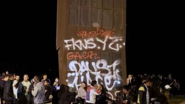 Jóvenes de botellón, en la playa de la Barceloneta, uno de los problemas de incivismo de Barcelona / ARCHIVO - EFE