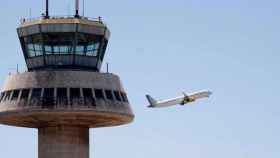 Un avión despega del aeropuerto de Barcelona / EFE