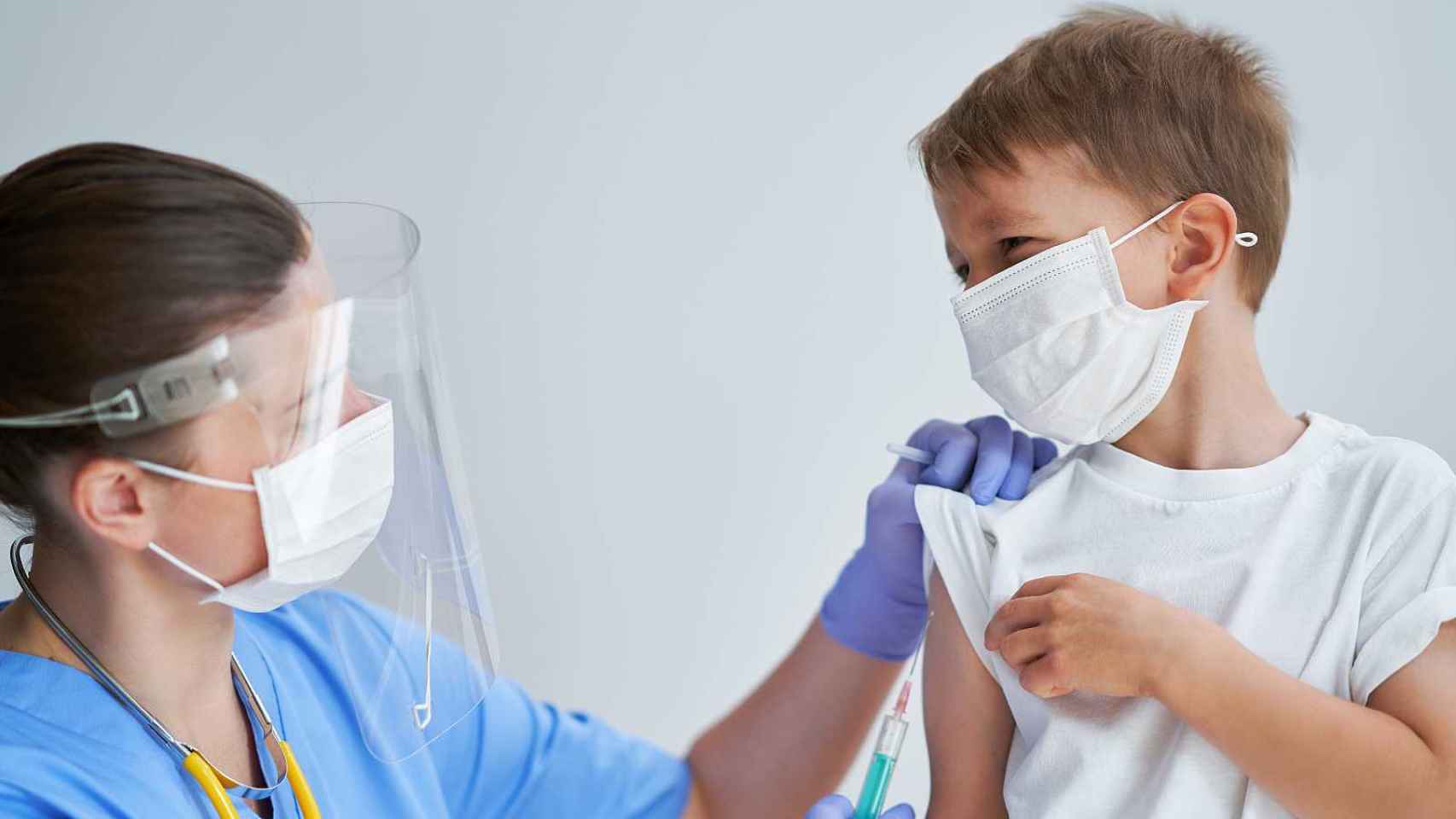Una enfermera vacuna a un niño / GETTY IMAGES