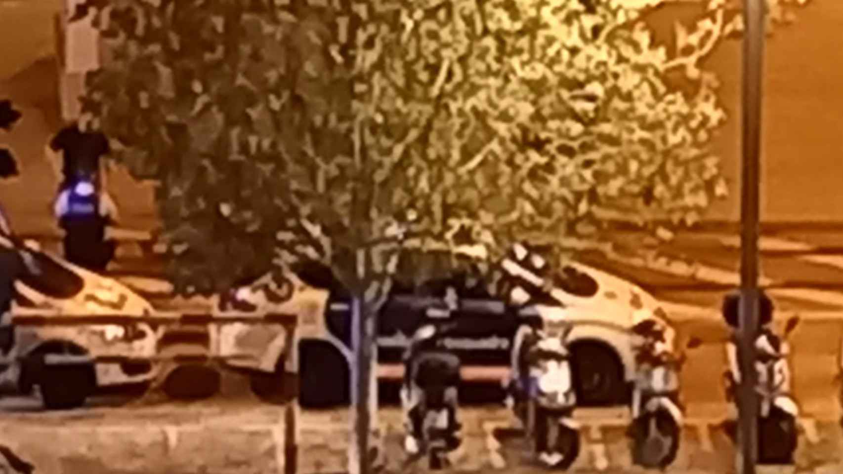Vehículos de Mossos en La Mina tras el tiroteo / METRÓPOLI