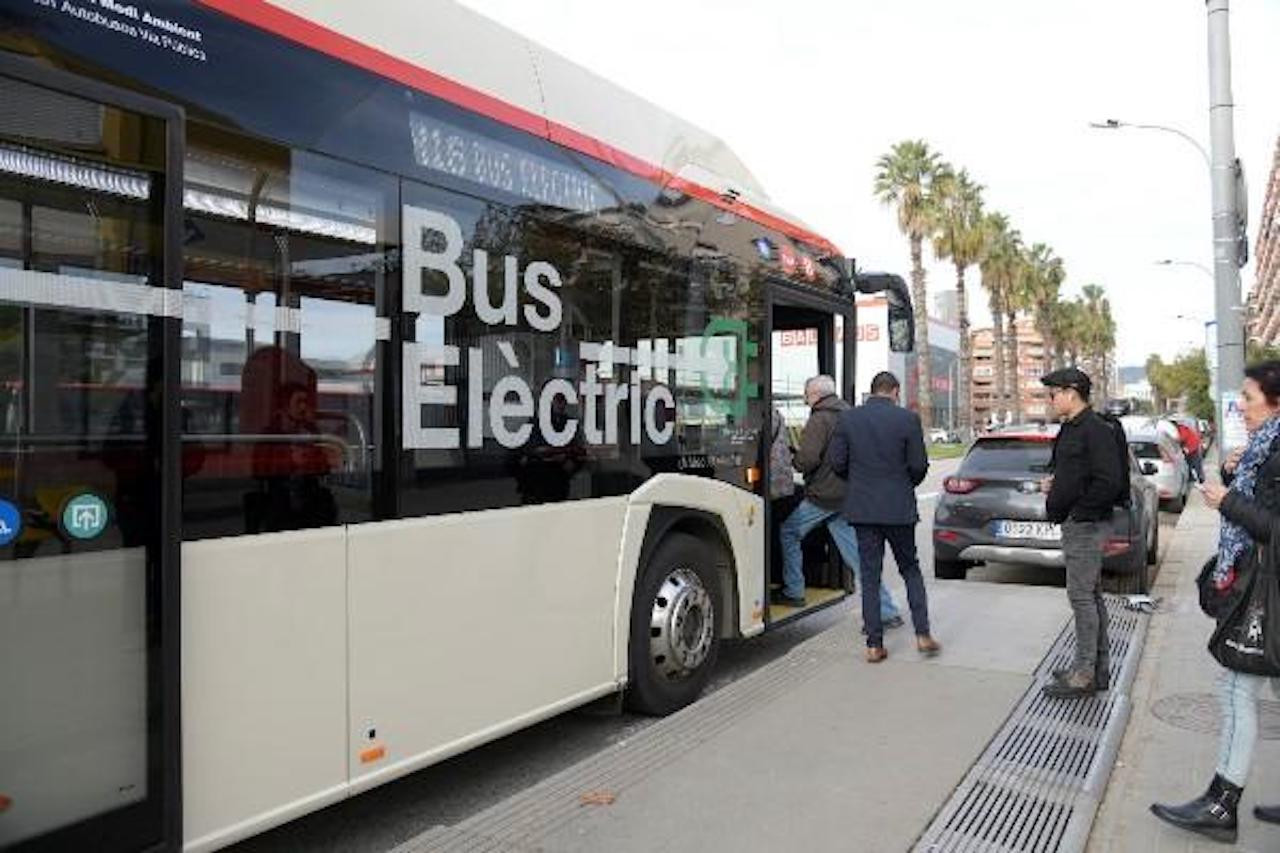 Un bus eléctrico de TMB en una parada de Barcelona / TMB