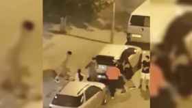 Captura de pantalla de uno de los vídeos de la pelea a la salida de Brisas de Luxe, en el Poble-sec / METRÓPOLI