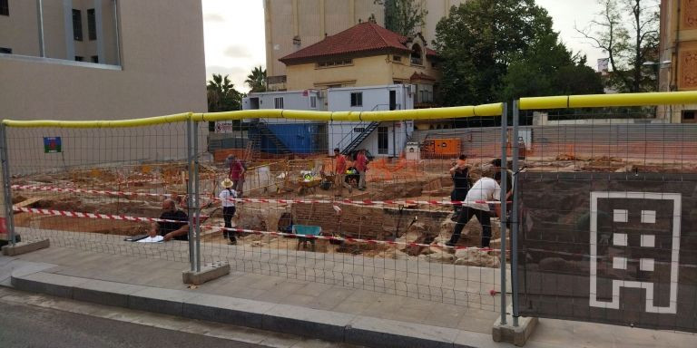 Un grupo de técnicos trabaja en los restos arqueológicos en la plaza de Sarrià / METRÓPOLI - JORDI SUBIRANA