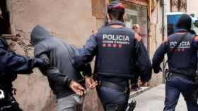 Los Mossos se llevan a un detenido en Barcelona / ARCHIVO - EFE