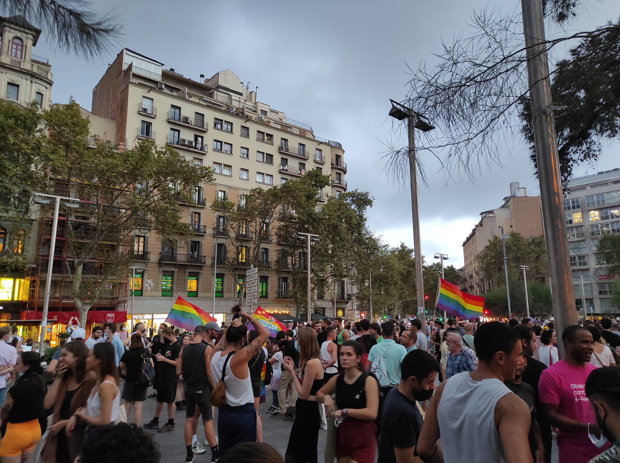 Un millar de personas protestan en plaza Universitat contra las agresiones homófobas / L'OCTUBRE CMI - TWITTER
