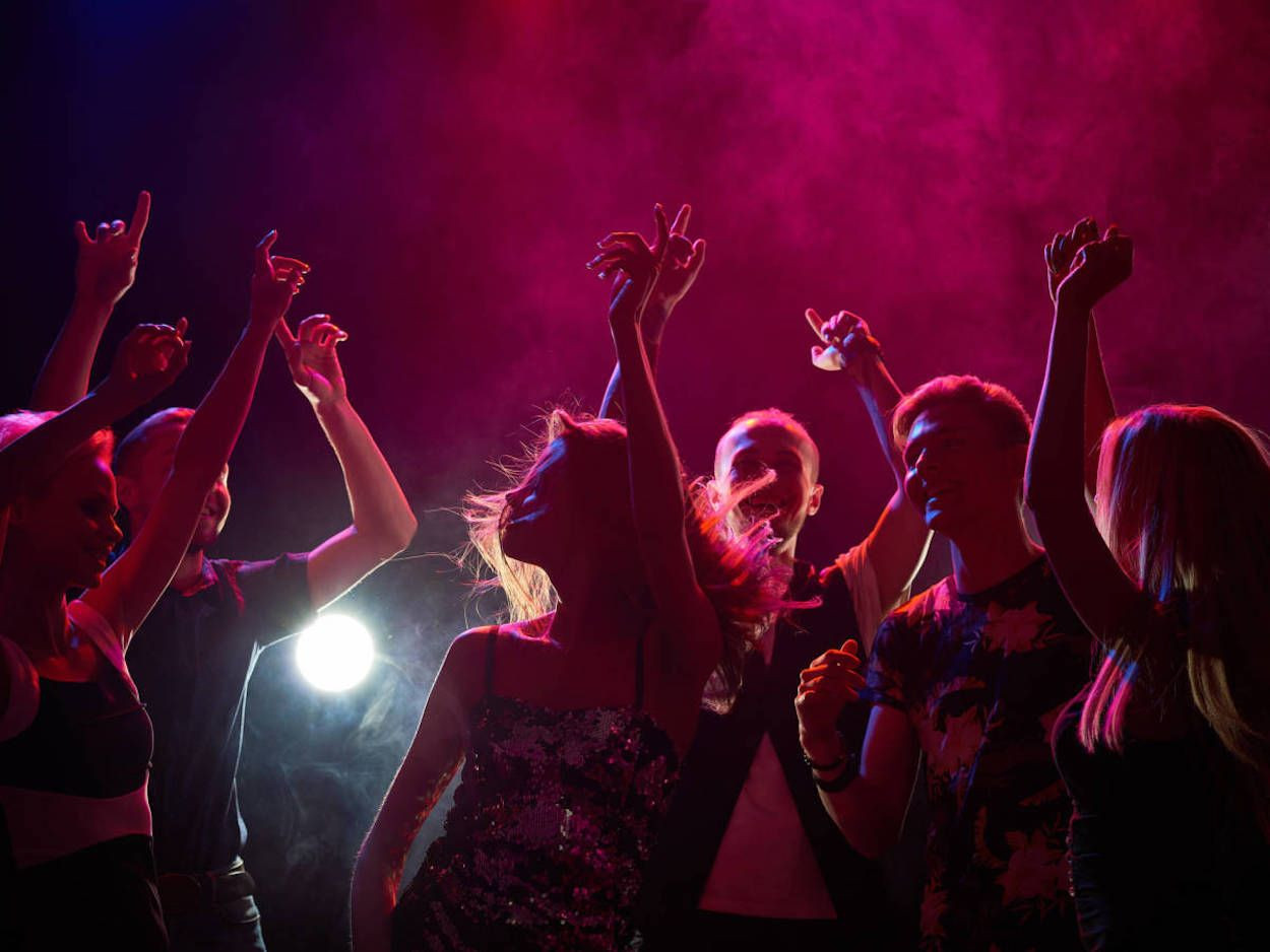 Un grupo de jóvenes en una discoteca en una imagen de archivo