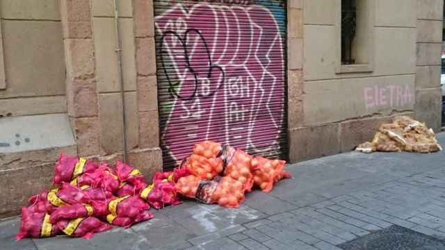 Patatas, cebollas y ajos, en medio de una calle del Raval / CEDIDA