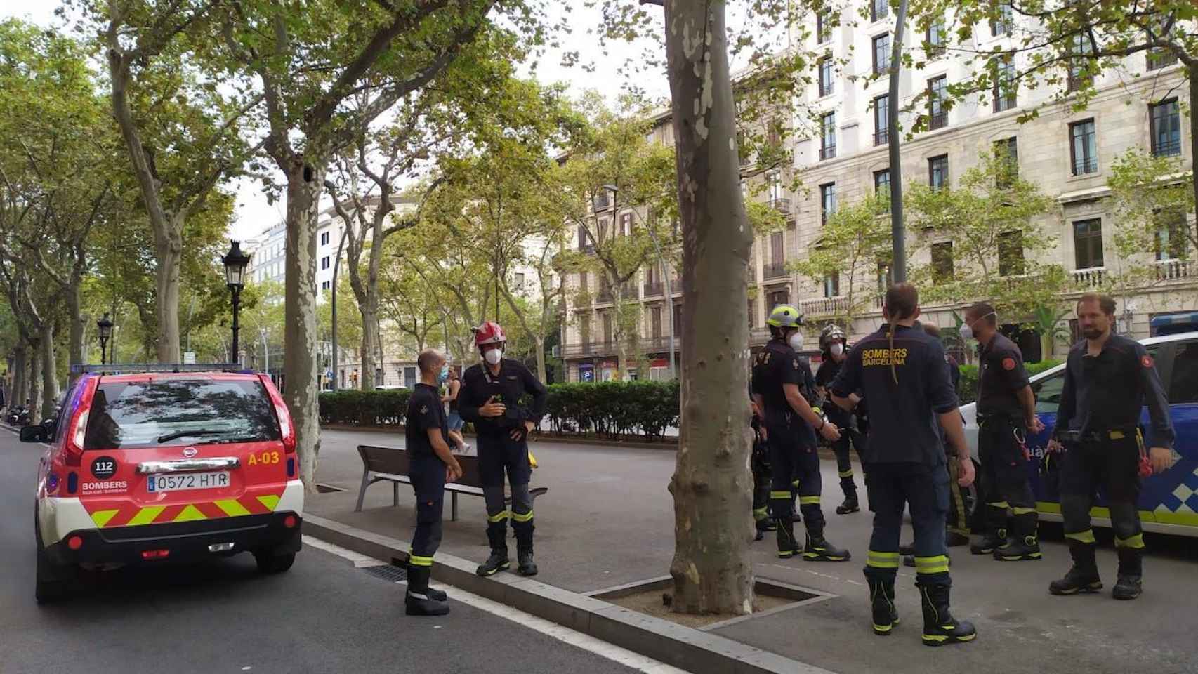 Bomberos de Barcelona en la Gran Via de les Corts Catalanes tras el rescate de un obrero / METRÓPOLI
