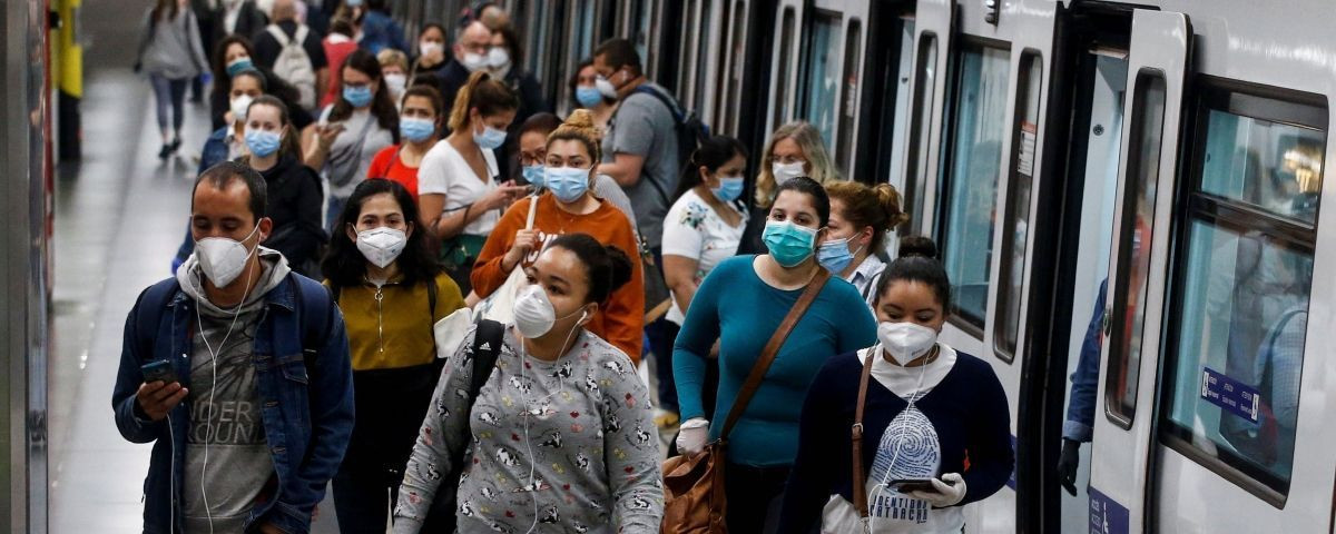 Usuarios del metro de Barcelona con mascarilla por el coronavirus / EFE