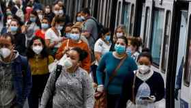 Usuarios del metro de Barcelona con mascarilla por el coronavirus / EFE