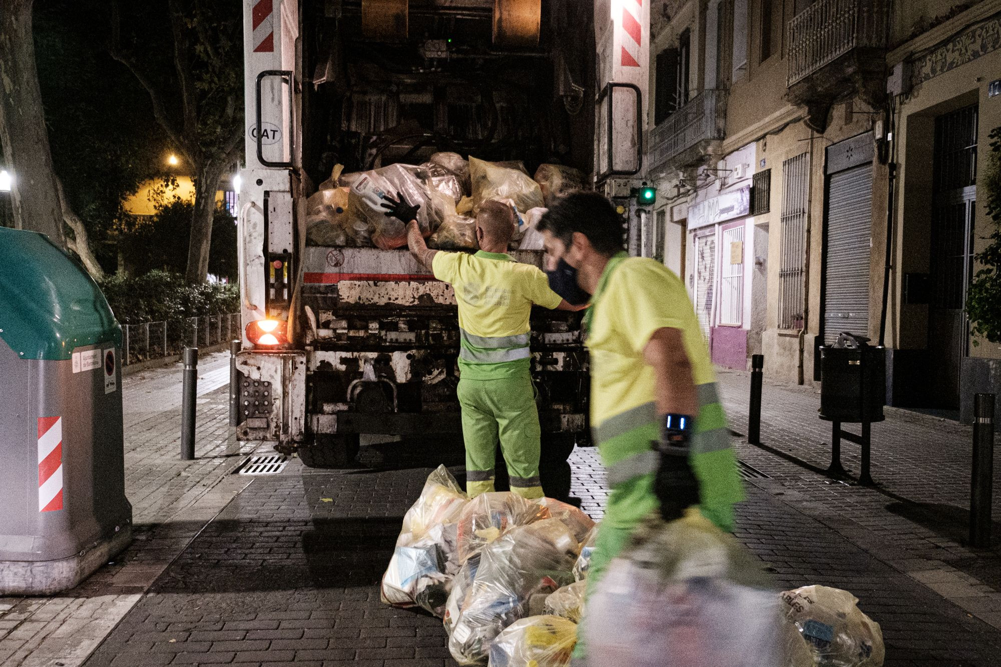 Recogida de las bolsas de basura que contienen plásticos, el pasado miércoles 8 de septiembre, en la calle Coroleu de Sant Andreu / PABLO MIRANZO