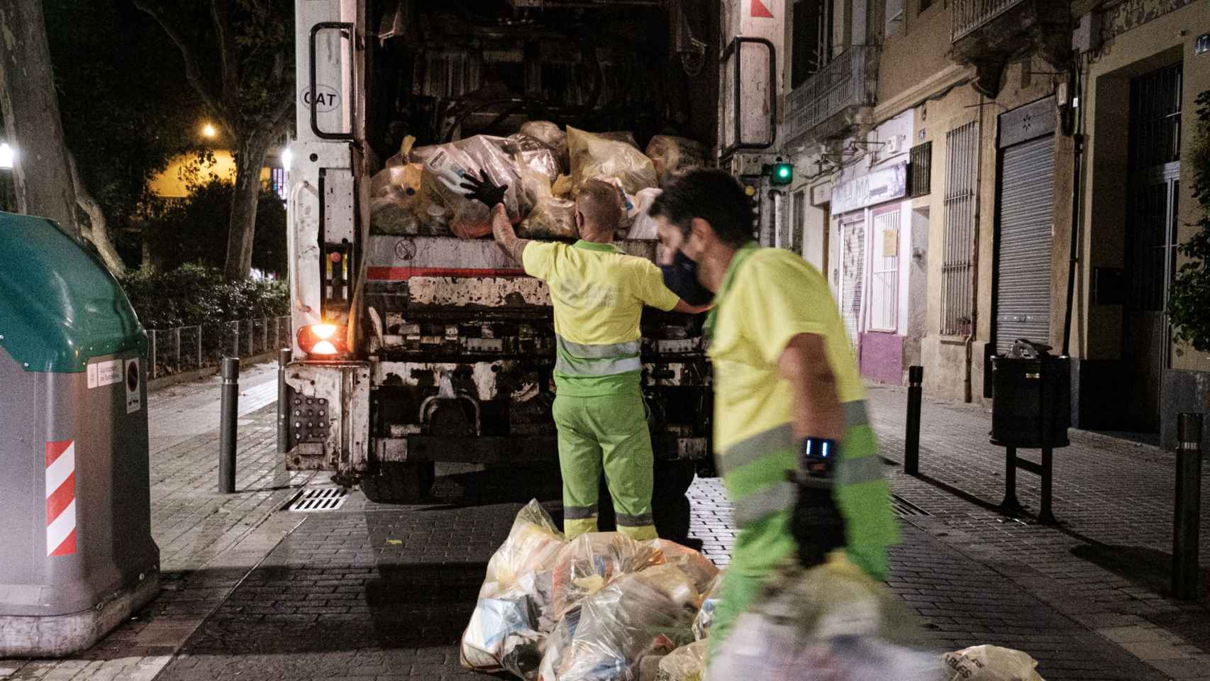 Recogida de las bolsas de basura que contienen plásticos, el pasado miércoles 8 de septiembre, en la calle Coroleu de Sant Andreu / PABLO MIRANZO