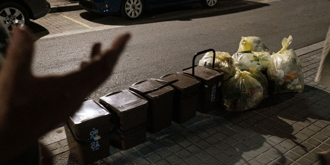 Bolsas de basura con plásticos depositadas en una calle de Sant Andreu, el miércoles 8 de septiembre / PABLO MIRANZO