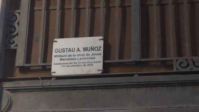 Placa que rinde homenaje al joven militante marxista-leninista Gustau A. Muñoz / INMA SANTOS