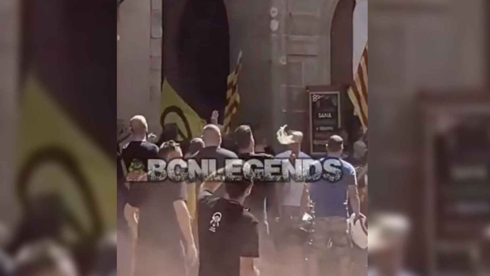 Ultras independentistas de extrema derecha y extrema izquierda enfrentándose en el Fossar de les Moreres / BCNLEGENDS