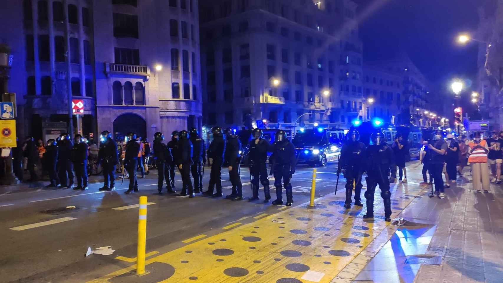 Mossos d'Esquadra dispersan a los concentrados tras los altercados en Via Laietana / EUROPA PRESS