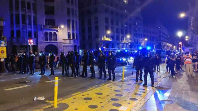 Mossos d'Esquadra dispersan a los concentrados tras los altercados en Via Laietana / EUROPA PRESS