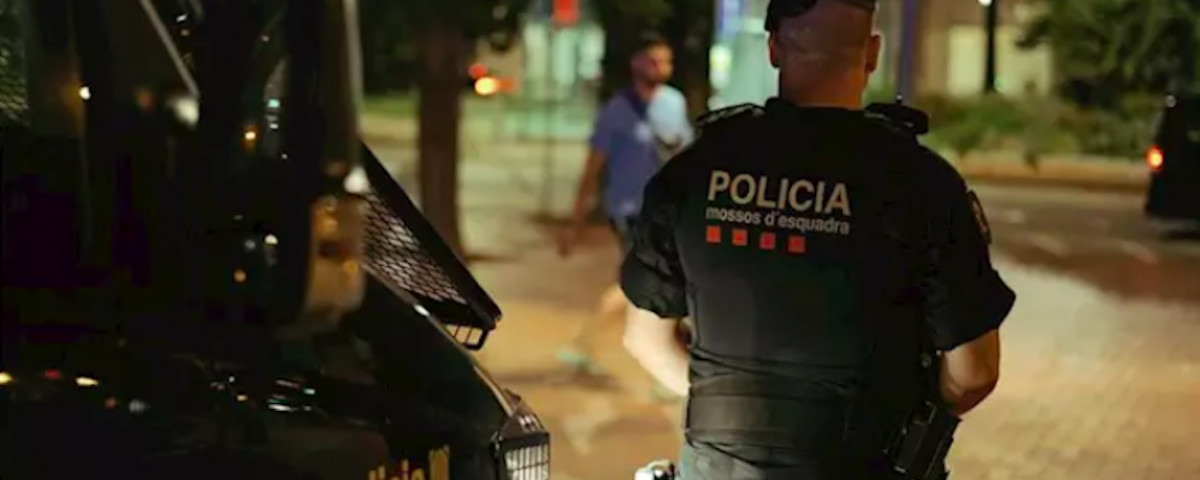 Un agente de los Mossos realiza tareas de vigilancia en Barcelona / EUROPA PRESS