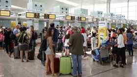 Colas en el aeropuerto de Barcelona El Prat / EFE