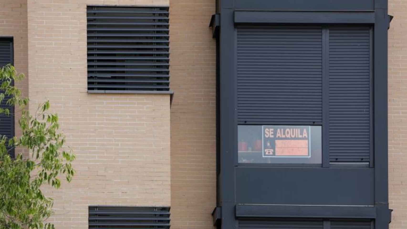 Un cartel de alquiler en la fachada de un edificio / EUROPA PRESS