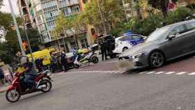 Despliegue policial y médico por el accidente de tráfico con efecto dominó que terminó con un motorista herido en l'Eixample / CEDIDA