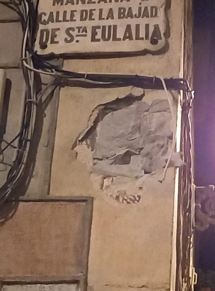 El boquete que dejaron en la fachada tras arrancar la escultura del dragón / LLUÍS GELIS - TWITTER
