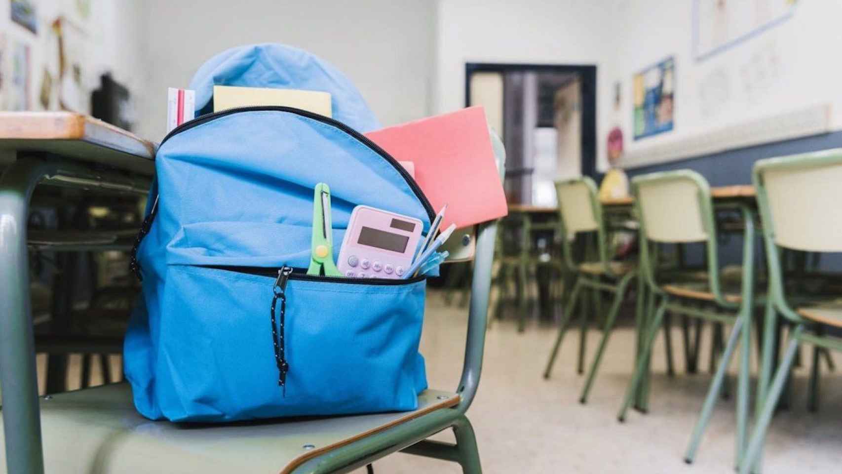 Una mochila en un aula, ahora que comienza el curso 2021-22 / EUROPA PRESS