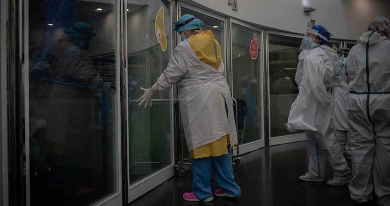 Trabajadores sanitarios protegidos en la uci del Hospital del Mar, en Barcelona / EUROPA PRESS - DAVID ZORRAKINO