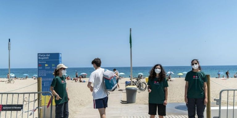 Informadores ambientales controlan los accesos a la playa en Barcelona / AJ BCN