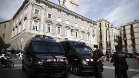 Los Mossos inician el dispositivo de seguridad en la plaza Sant Jaume por la mesa de diálogo / EUROPA PRESS - KIKE RINCÓN