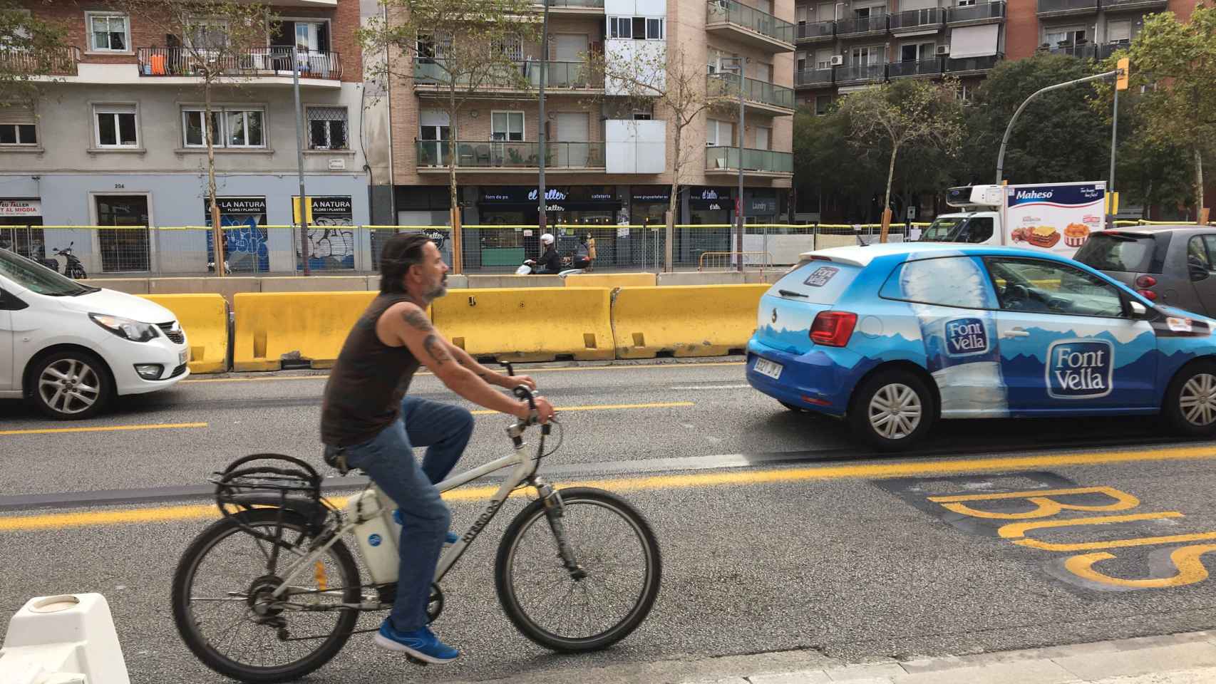 Un ciclista circula por el carril bus en el tramo de obras de la avenida Meridiana / RP