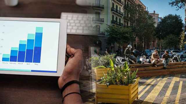 Montaje de una persona contemplando los datos de una tablet y vecinos del Eixample sentados en la calle del Consell de Cent / FOTOMONTAJE