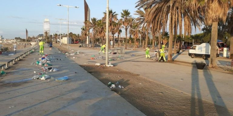 Los servicios municipales limpian el frente marítimo de Sant Martí / AYUNTAMIENTO DE BARCELONA 