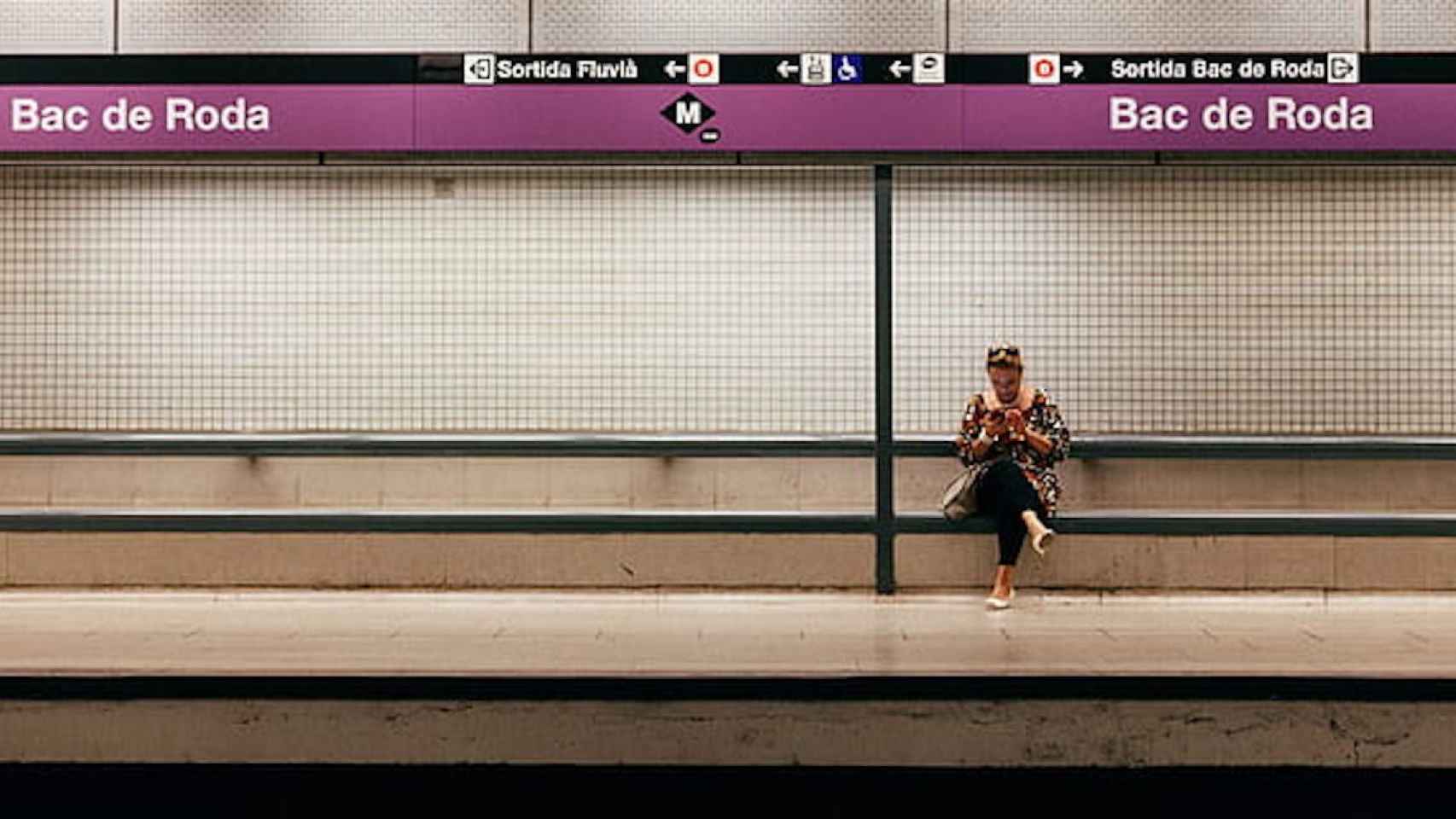 Estación de Bac de Roda, en la L2 del metro de Barcelona, donde una menor habría sufrido un ataque racista / PIQSELS