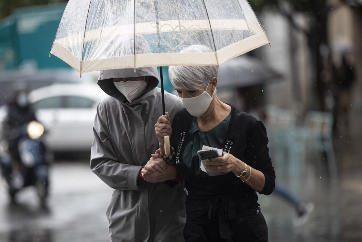 Dos personas se protegen de la lluvia bajo un paraguas / EUROPA PRESS