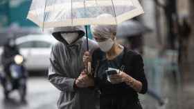 Dos personas se protegen de la lluvia bajo un paraguas / EUROPA PRESS